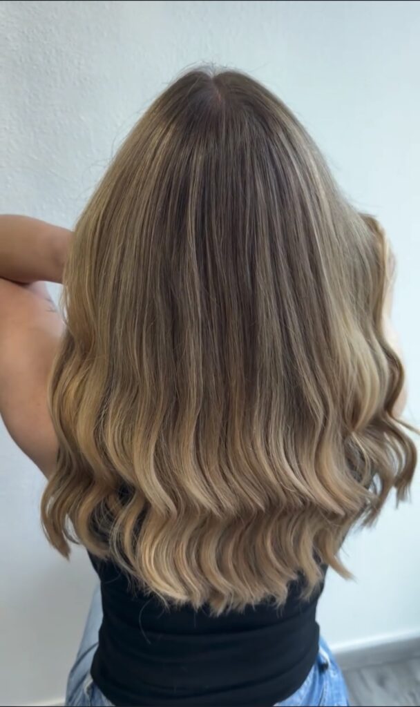 Warmes Blond mit Wellen