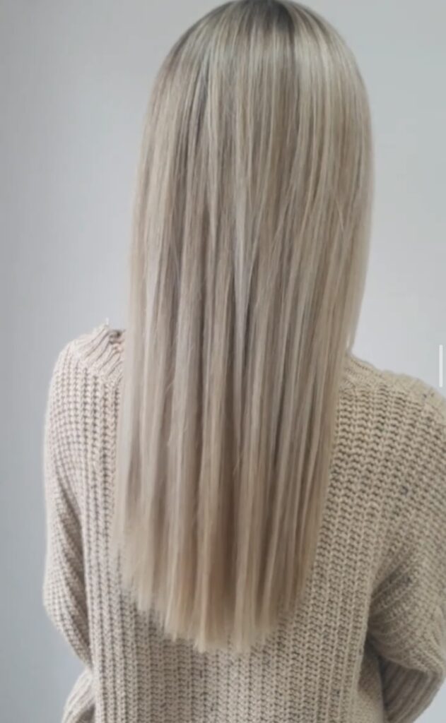 Kuehles Blond, glatt getrocknet