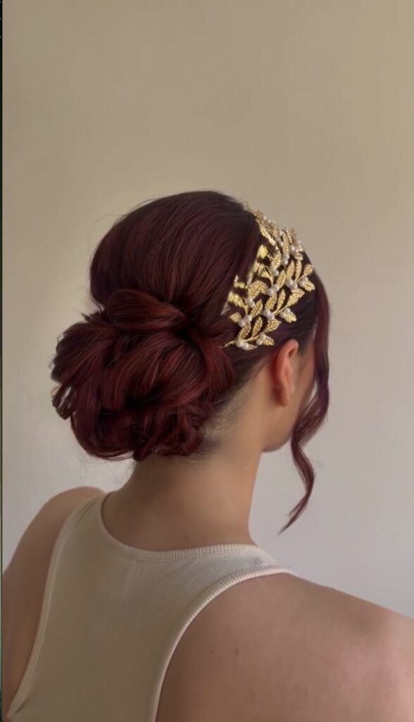 Roter Chignon mit goldenem Haarschmuck